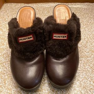 Hunter Brown leather fur lined clogs/mules sz 7 rubber soles- comfy! Worn 1-2 x